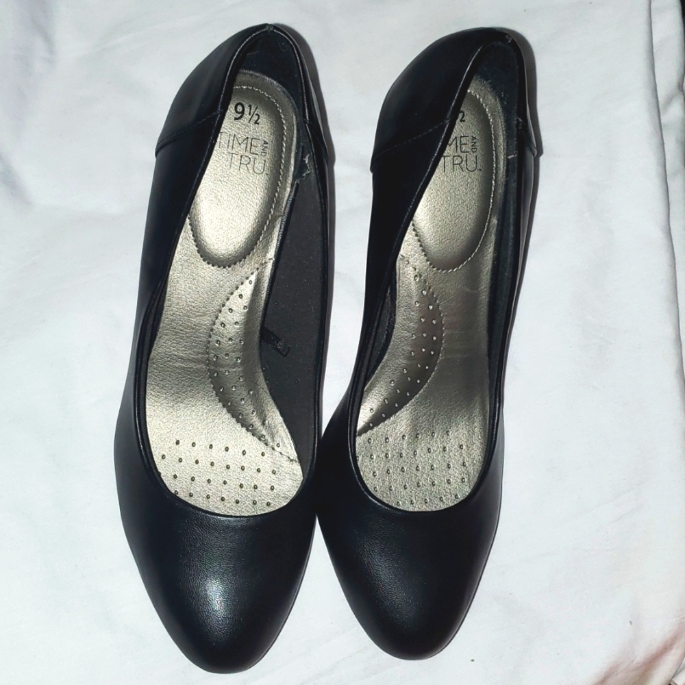 : Size 9 1/2 Time and Tru black Classic ladies  pumps heels